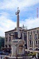 Obelisco con Elefante in pietra lavica sito in piazza Duomo in Dialetto 