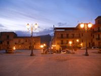 Piazza Umberto I guarda il Castello di Cefala Diana