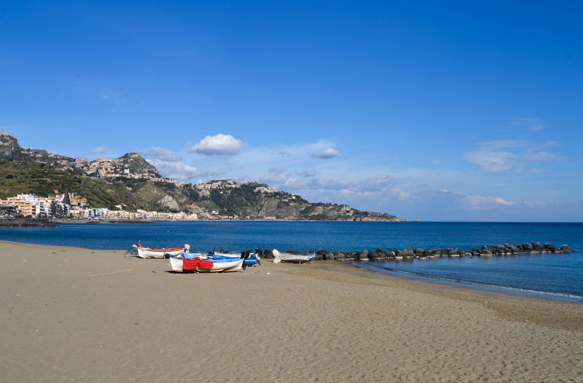 Viste Dalla Spiaggia Di Giardini Naxos Giardini Naxos