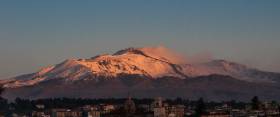 I primi raggi del sole sulla 'Muntagna', l'Etna