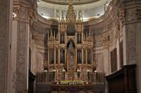 Particolare del maestoso organo sopra l'altare maggiore