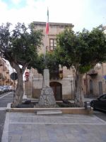 Piazza Garibaldi monumento ai caduti di Lascari