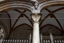 Santa Maria la Nova, Palermo, di origini trecentesche. La facciata ? preceduta da un portico a tre arcate.