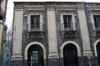 L'Antiquarium di Casa Pandolfo su via Vittorio Emanuele. Dalle vetrate si possono intravedere i reperti esposti.