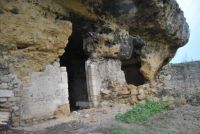 L'ingresso alla Grotta di San Giorgio, probabile santuario di epoca greca.